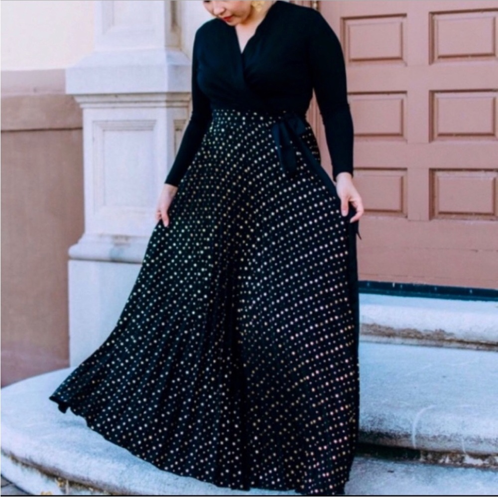 LuLaRoe DeAnne NWT. Black with gold stars. Size Medium